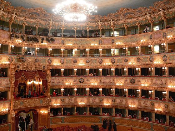 La sala del Teatro La Fenice di Venezia, con i palchi decorati e dorati