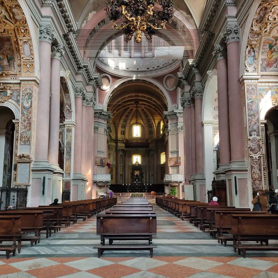 L'interno della Basilica di San Gaudenzio a Novara, verso l'altare