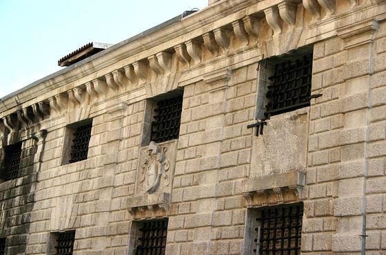 La facciata in pietra del Palazzo delle Prigioni a Venezia