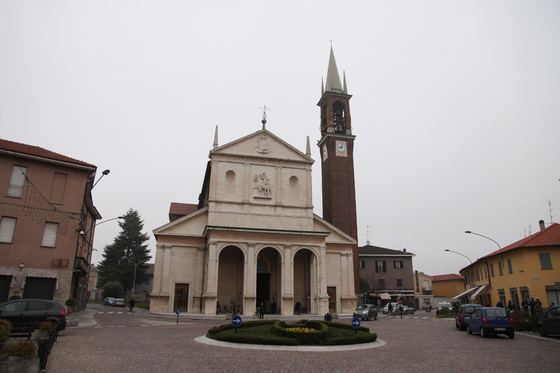 La chiesa parrocchiale di San Martino a Inveruno vista dalla piazza