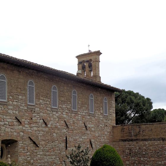Il muro esterno in pietra del monastero di San Quirico ad Assisi